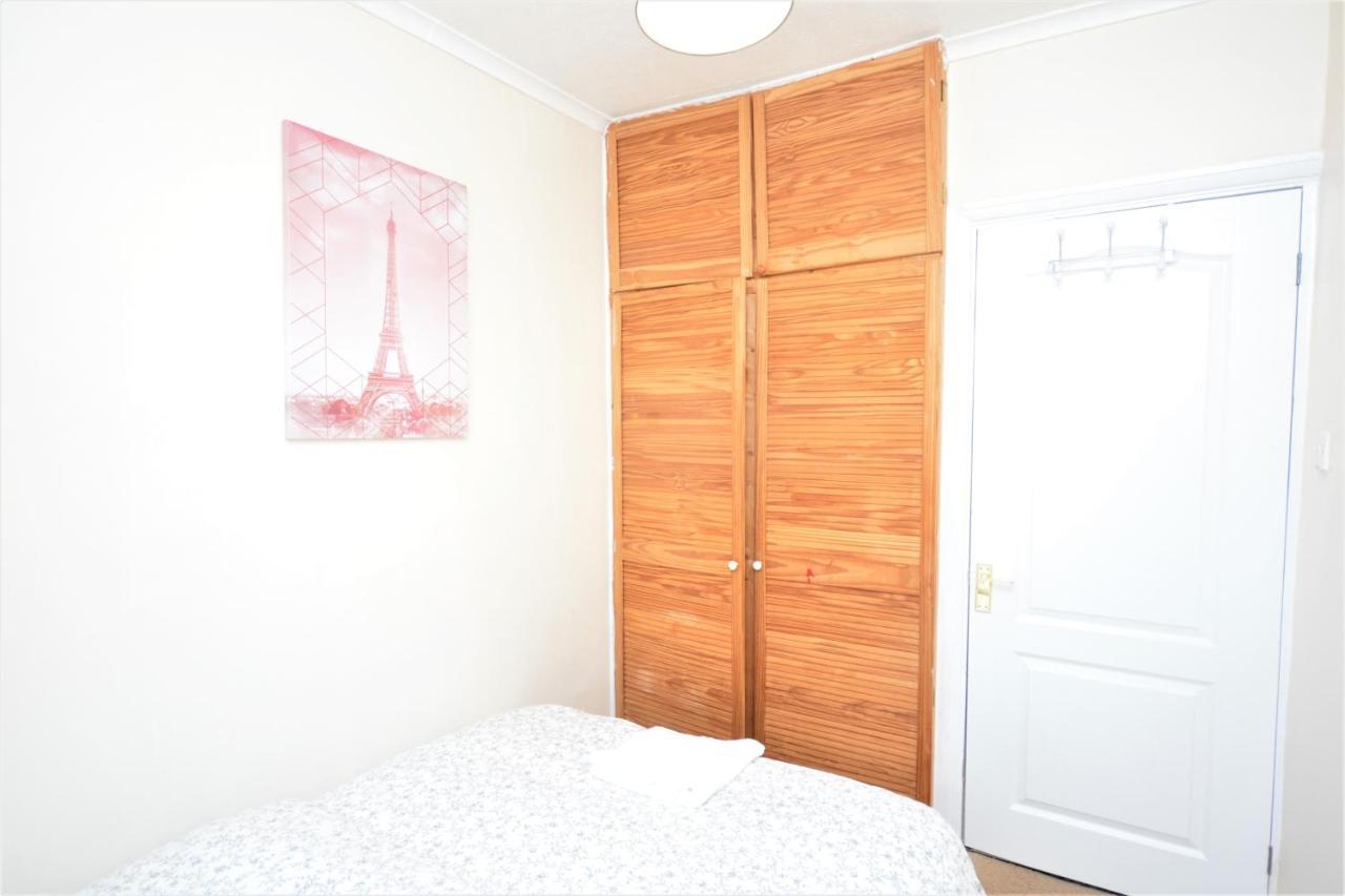 London Deluxe 3 Bedroom House With Parking Space Dagenham Zewnętrze zdjęcie