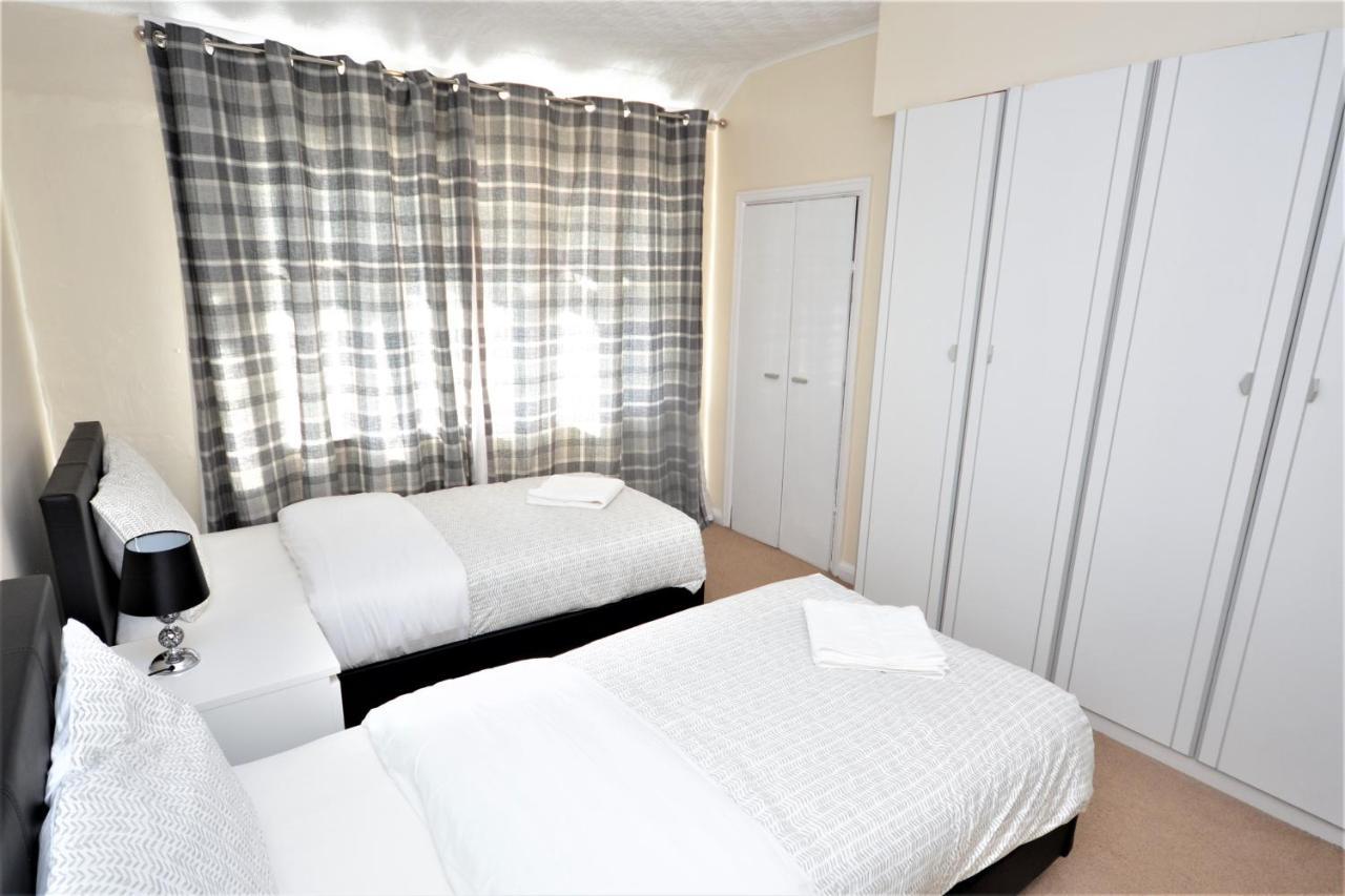 London Deluxe 3 Bedroom House With Parking Space Dagenham Zewnętrze zdjęcie