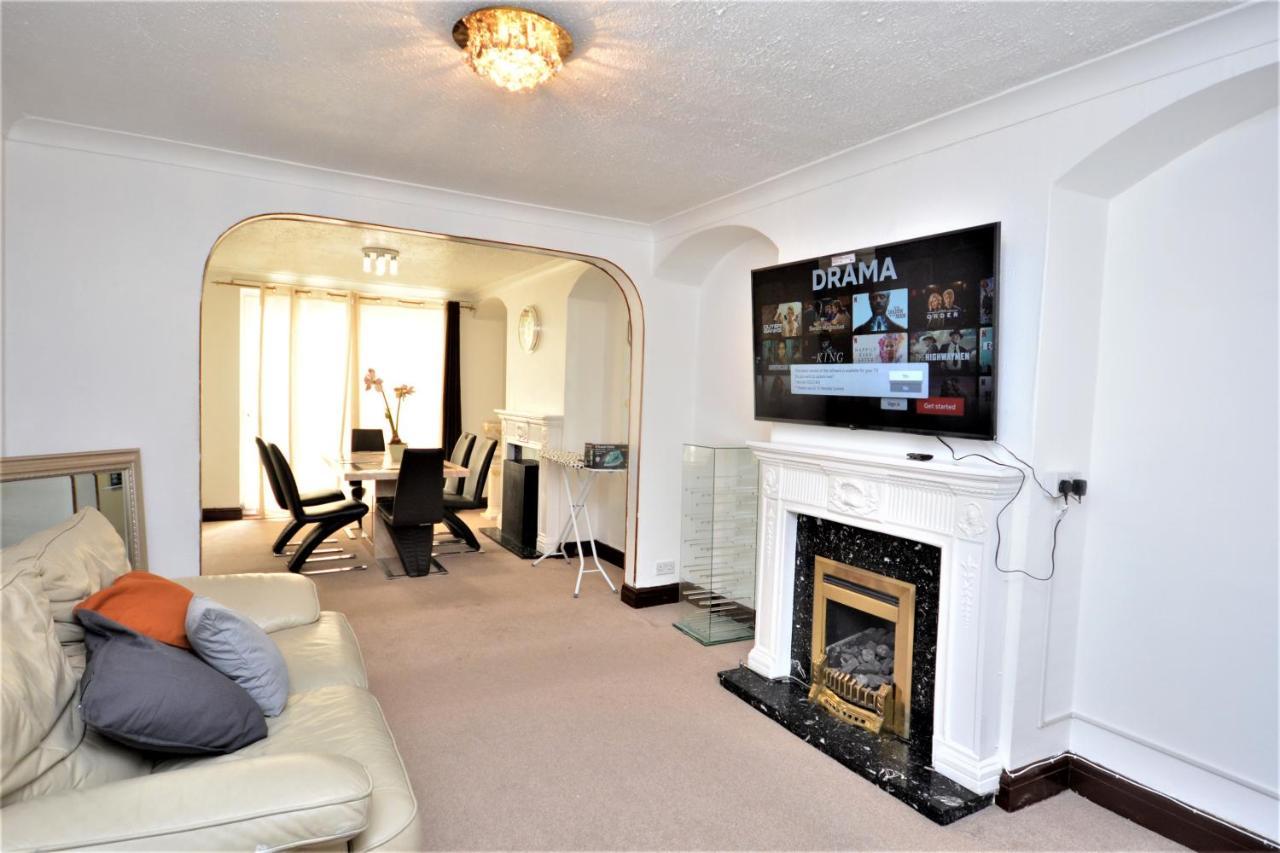 London Deluxe 3 Bedroom House With Parking Space Dagenham Zewnętrze zdjęcie