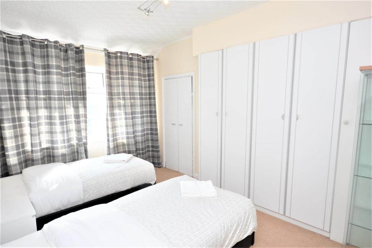London Deluxe 3 Bedroom House With Parking Space Dagenham Zewnętrze zdjęcie