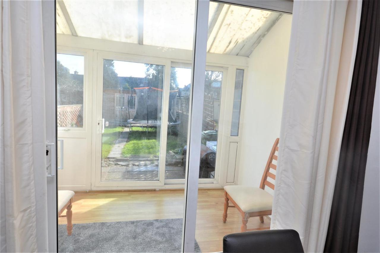 London Deluxe 3 Bedroom House With Parking Space Dagenham Zewnętrze zdjęcie