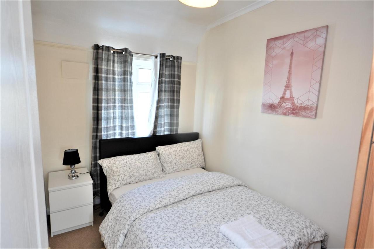 London Deluxe 3 Bedroom House With Parking Space Dagenham Zewnętrze zdjęcie