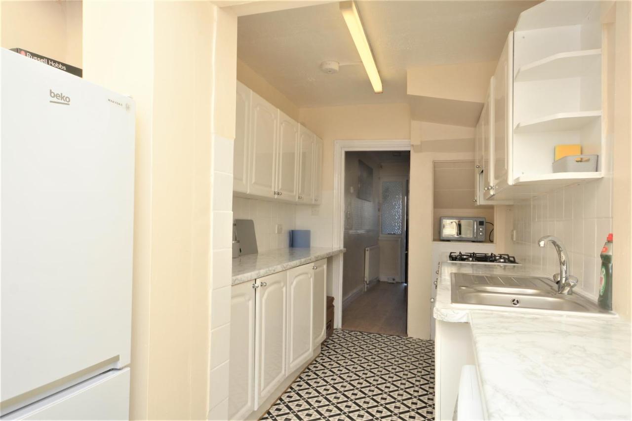 London Deluxe 3 Bedroom House With Parking Space Dagenham Zewnętrze zdjęcie