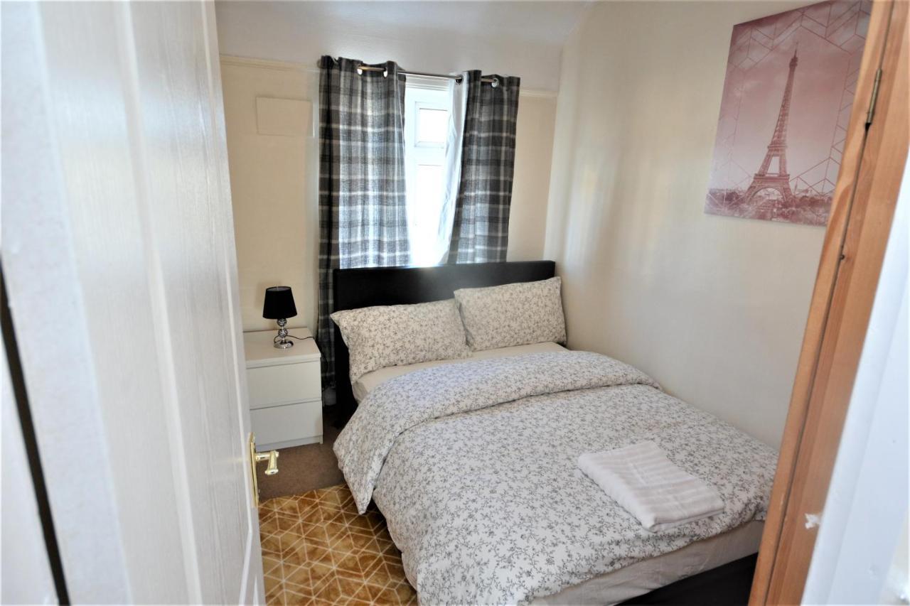 London Deluxe 3 Bedroom House With Parking Space Dagenham Zewnętrze zdjęcie