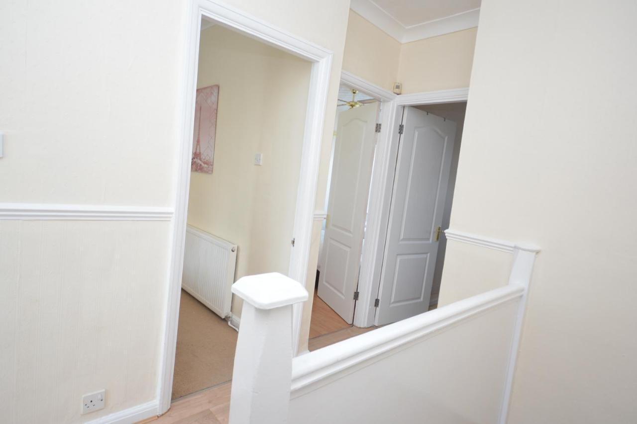 London Deluxe 3 Bedroom House With Parking Space Dagenham Zewnętrze zdjęcie