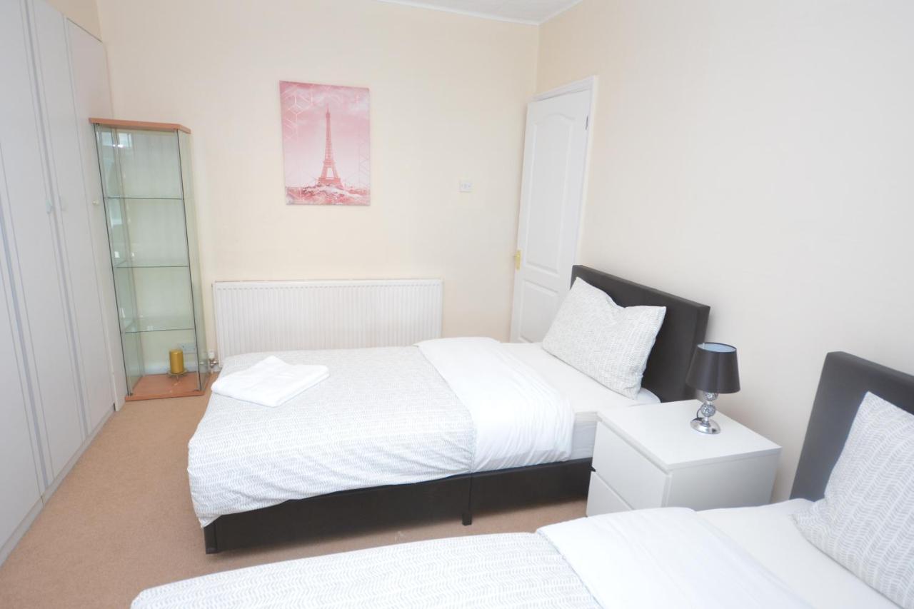 London Deluxe 3 Bedroom House With Parking Space Dagenham Zewnętrze zdjęcie