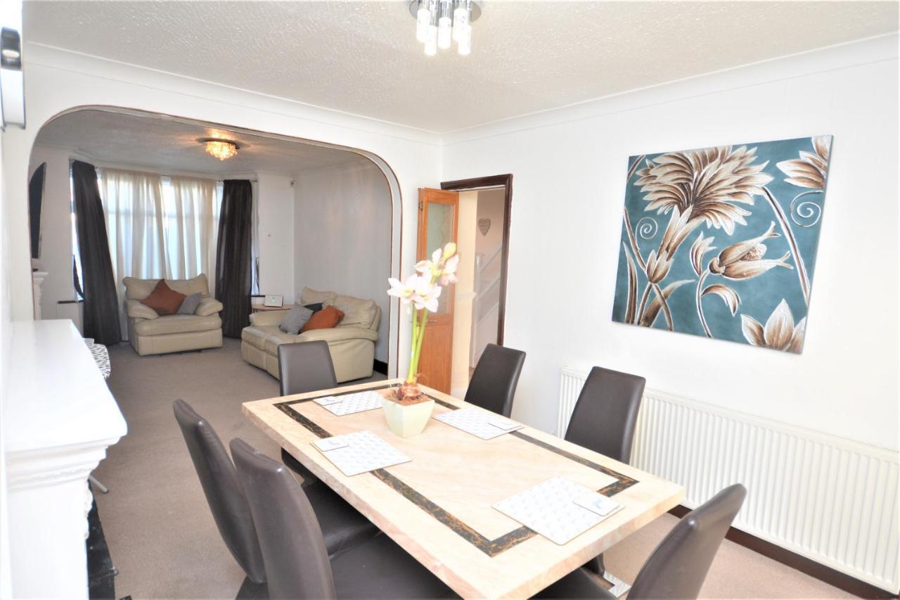 London Deluxe 3 Bedroom House With Parking Space Dagenham Zewnętrze zdjęcie