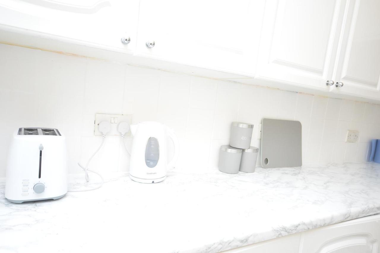 London Deluxe 3 Bedroom House With Parking Space Dagenham Zewnętrze zdjęcie