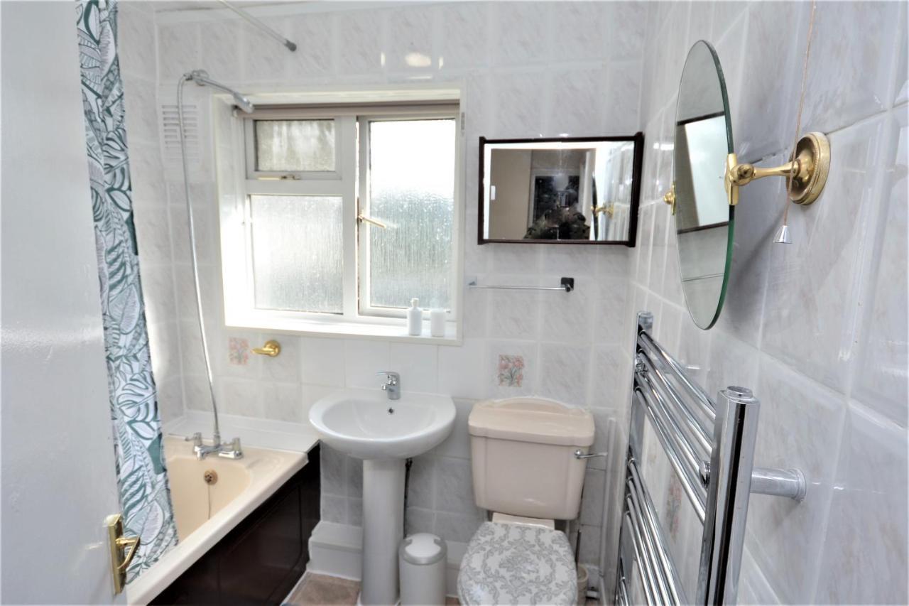 London Deluxe 3 Bedroom House With Parking Space Dagenham Zewnętrze zdjęcie