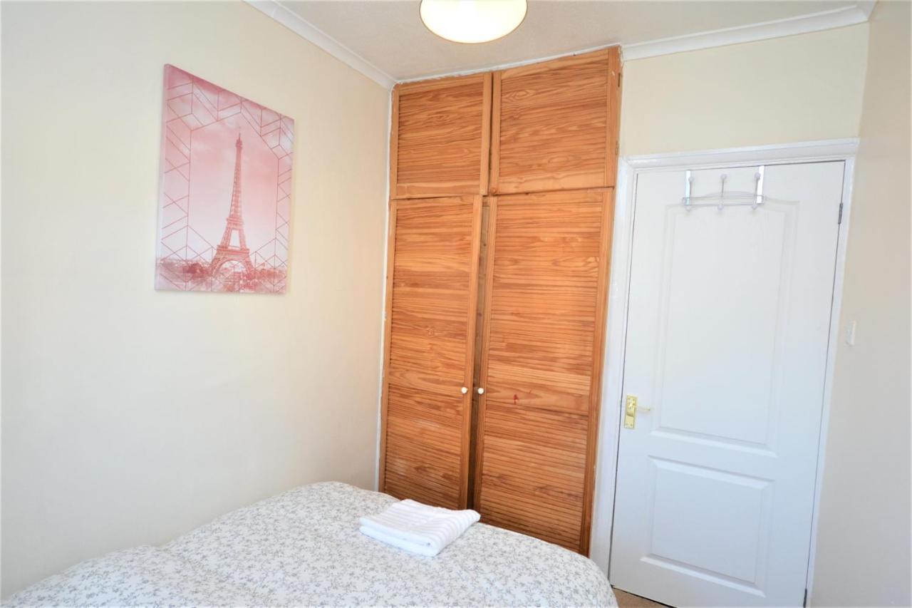 London Deluxe 3 Bedroom House With Parking Space Dagenham Zewnętrze zdjęcie