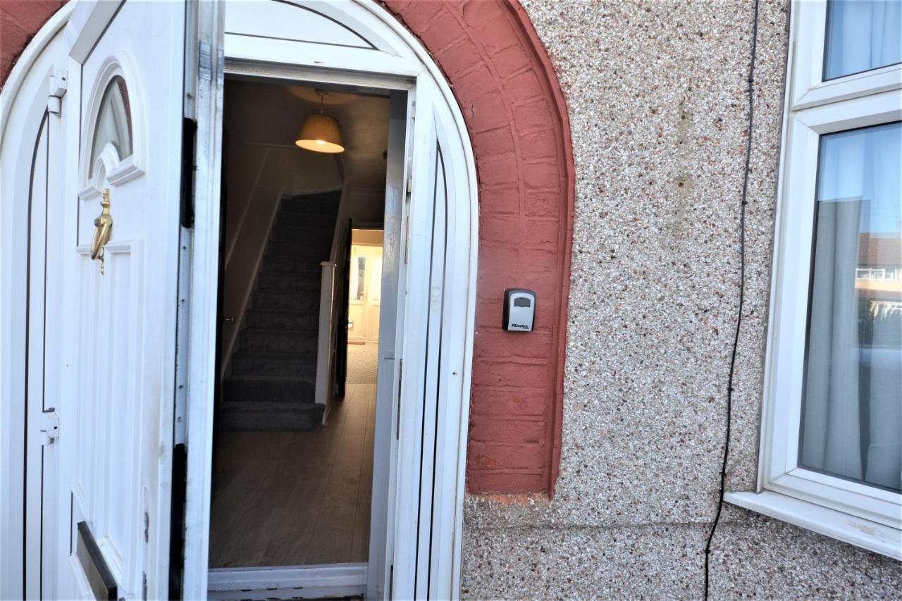 London Deluxe 3 Bedroom House With Parking Space Dagenham Zewnętrze zdjęcie