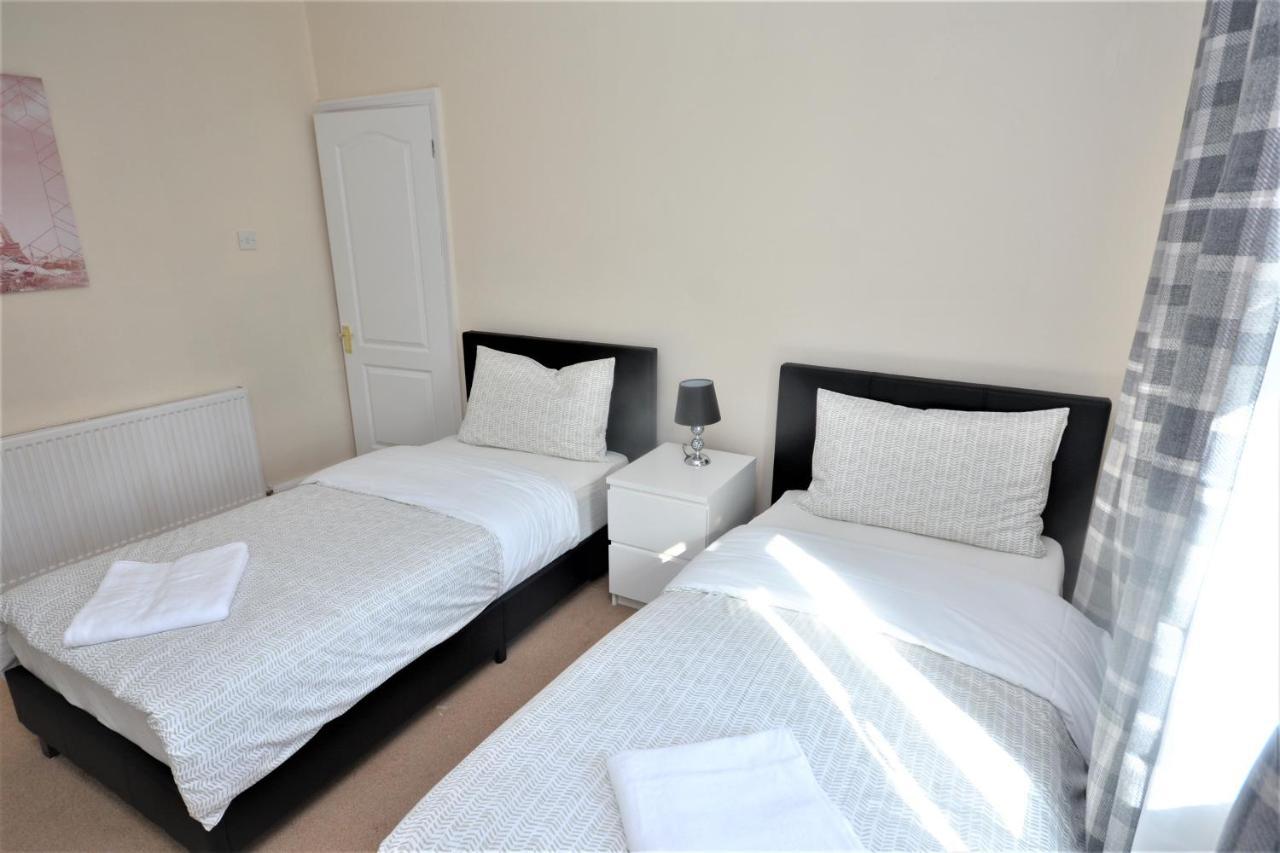 London Deluxe 3 Bedroom House With Parking Space Dagenham Zewnętrze zdjęcie