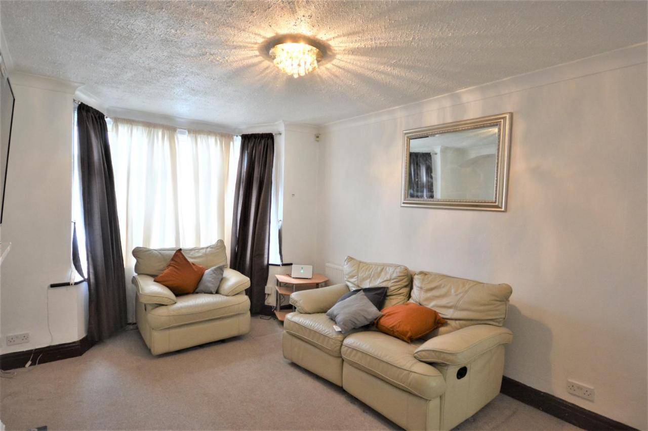 London Deluxe 3 Bedroom House With Parking Space Dagenham Zewnętrze zdjęcie