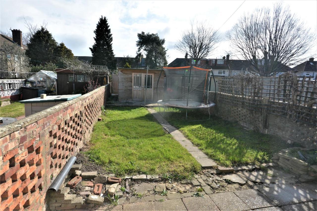 London Deluxe 3 Bedroom House With Parking Space Dagenham Zewnętrze zdjęcie