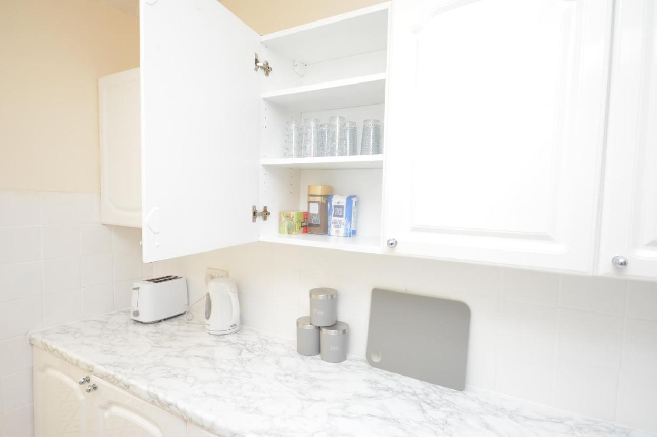 London Deluxe 3 Bedroom House With Parking Space Dagenham Zewnętrze zdjęcie