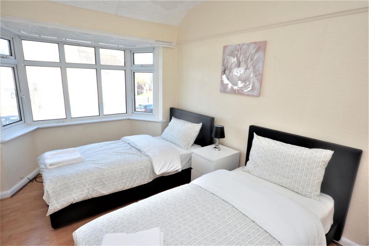 London Deluxe 3 Bedroom House With Parking Space Dagenham Zewnętrze zdjęcie