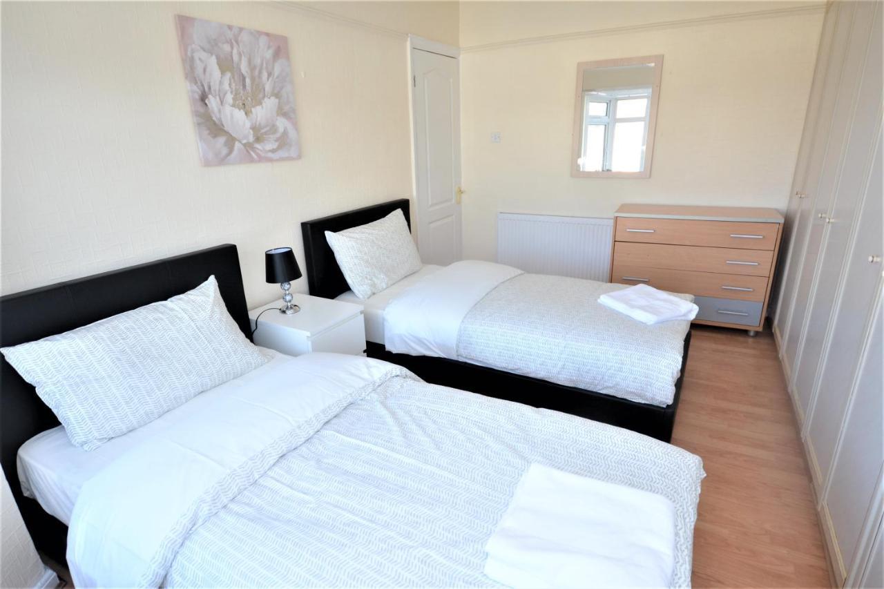 London Deluxe 3 Bedroom House With Parking Space Dagenham Zewnętrze zdjęcie